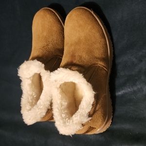 Minnetonka booties, water resistant, winter bottles, warm boots.
